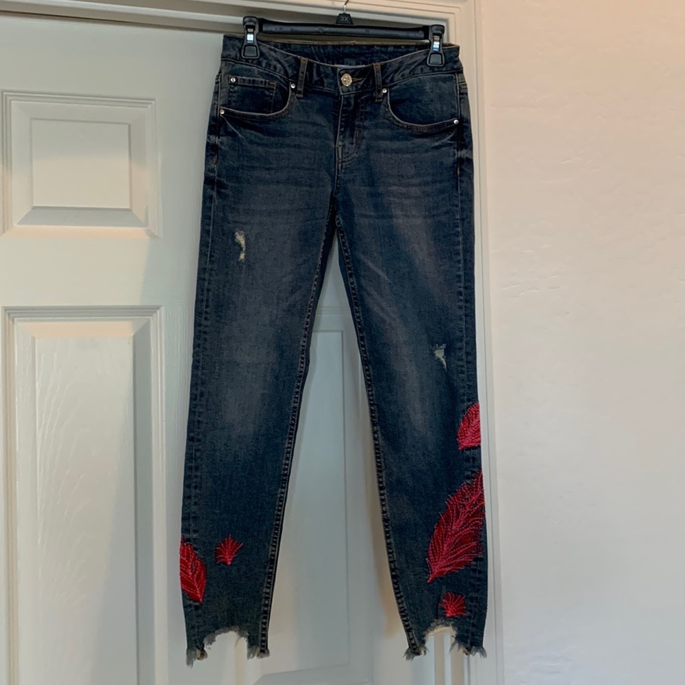 Dex  lightly distressed Pink Feather Embroidered Jeans size 27
